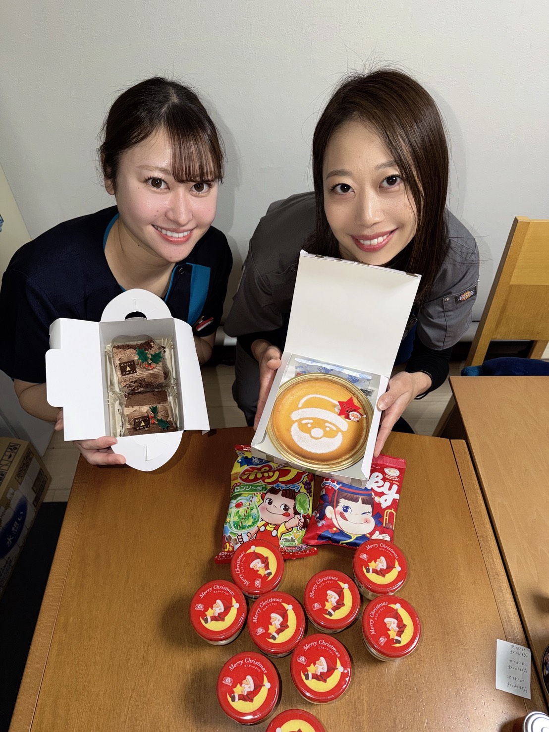 お誕生日を不二家のケーキとモロゾフのプリン🍮とチーズケーキでお祝いしました。